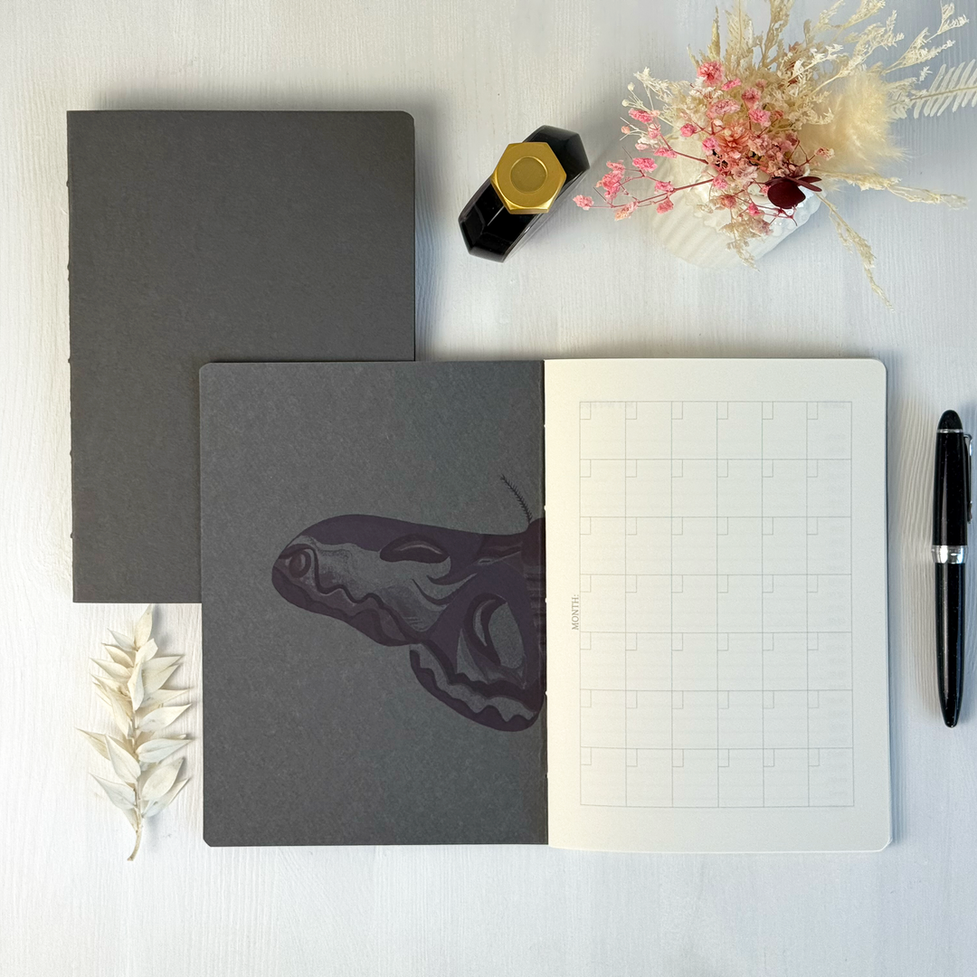 Loop Planer Miesięczny – A5, 64 strony, niedatowany, grafit - Lola Lima Paper Co.